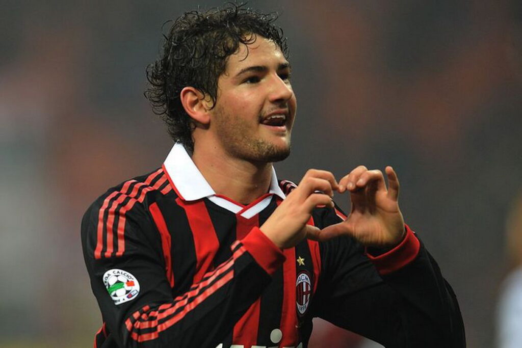 Mantan Bintang AC Milan Bantu Pemulangan Pendaki Gunung Brasil