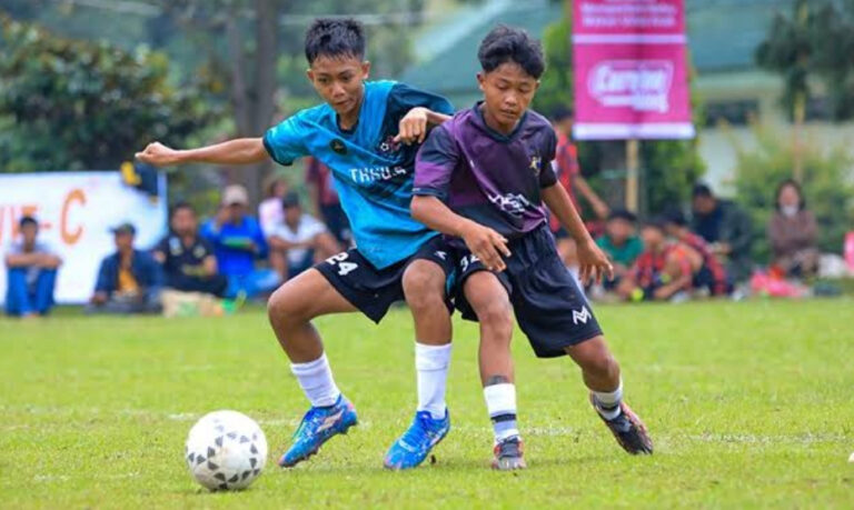 USIA DINI - Pertandingan antar-SSB di Kota Malang, Jawa Timur, baru-baru ini. Sebanyak 96 SSB se-Indonesia kini bersaing di Liga Anak Indonesia, di Jakarta. (FOTO: IST)