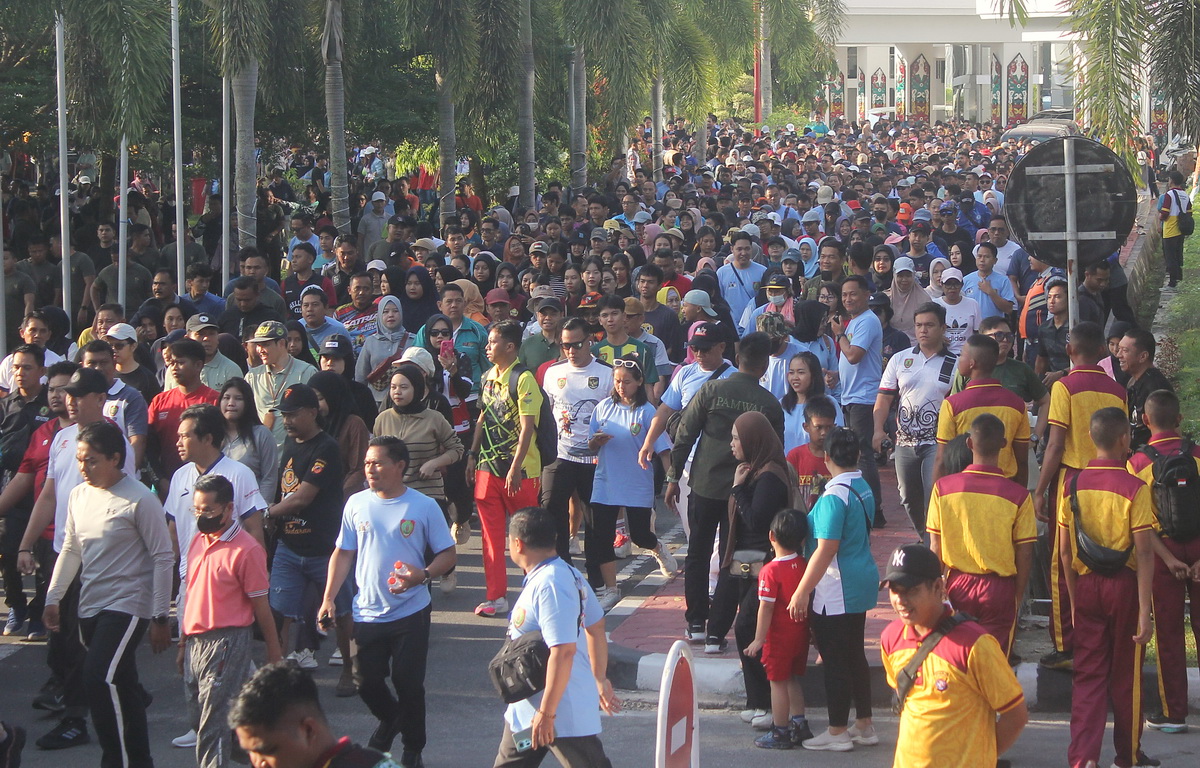 Semarak Jalan Sehat Bersama Gubernur Peringati Hari Koperasi Ke-78