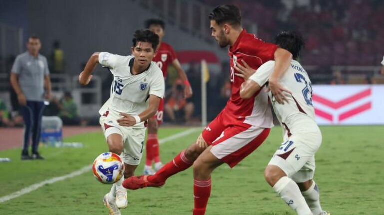 PERTANDINGAN semifinal antara Indonesia U23 dan Thailand U23, Jumat (25/7/2025) malam. Laga ini dimenangi Indonesia melalui adu tendangan penalti setelah skor 1-1 di waktu normal. (FOTO: IST)