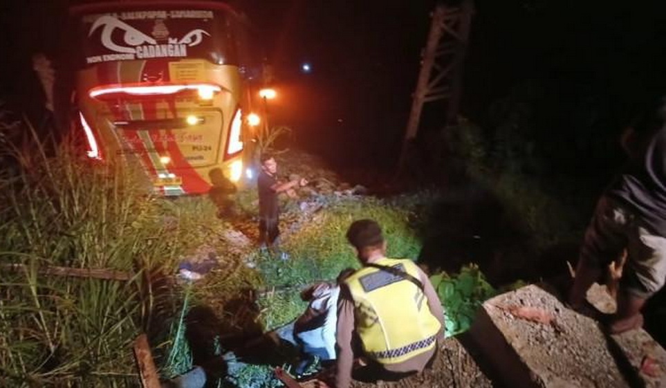 PETUGAS dibantu warga melakukan upaya evakuasi penumpang korban bus masuk jurang di Kabupaten Paser, Kalimantan Timur, Kamis (24/7/2025) subuh. (FOTO: IST)