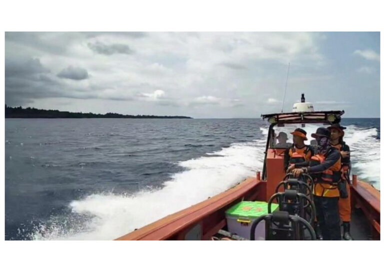 Gelombang Tinggi Hantam Kapal Penyeberangan, 11 Penumpang Hilang
