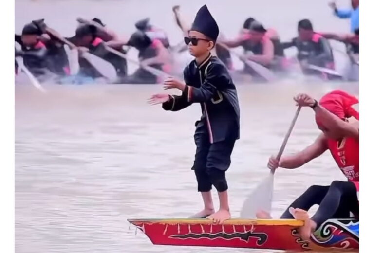 Rayyan “Pacu Jalur” Santai, Orangtuanya Ketakutan