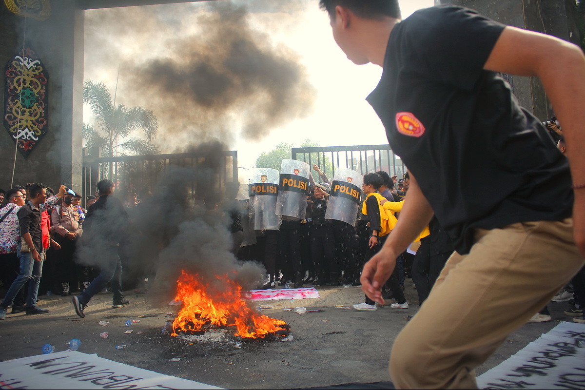 Mahasiswa dan Ojol ‘Serbu’ Mapolda Kalteng, Teriakkan Revolusi