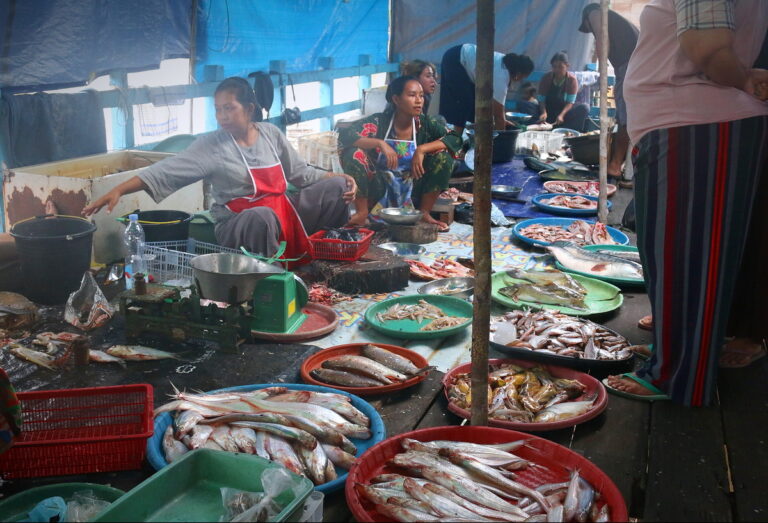 ‘Pesta’ Iwak di Petuk Ketimpun