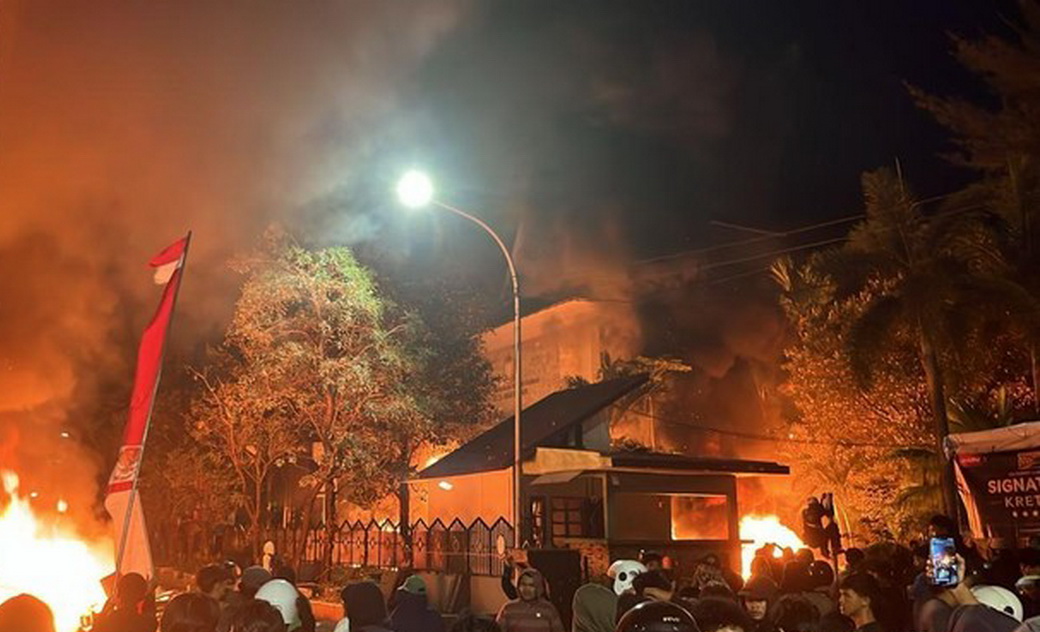 Massa Bakar Gedung DPRD Makassar, Satu Perempuan dan Tiga Laki-laki Tewas