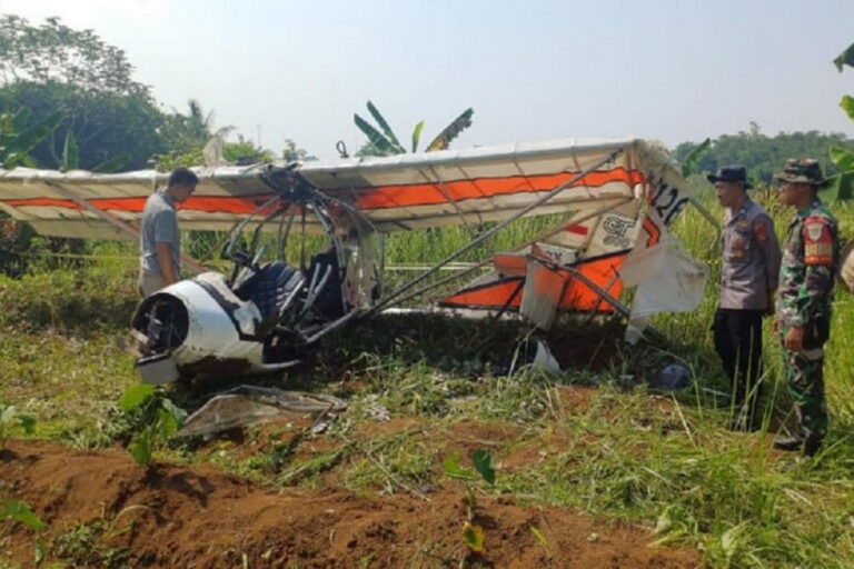 KECELAKAAN - Pesawat latih FASI yang jatuh di kawasan perkebunan warga di Bogor, Minggu (3/8/2025). (FOTO: IST)