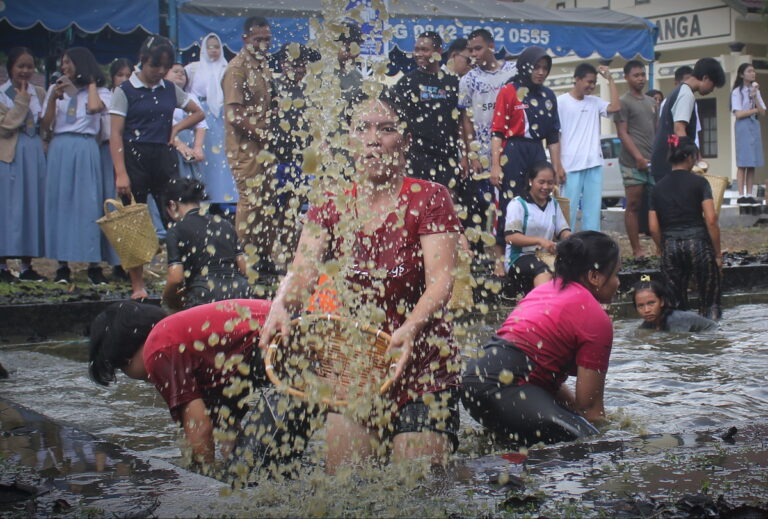 Serunya Lomba Manyauk Lauk di Museum Balanga
