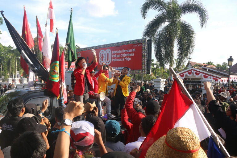 Mahasiswa Usung Kepala Babi saat Demo di DPRD Kalteng, Ini Maknanya