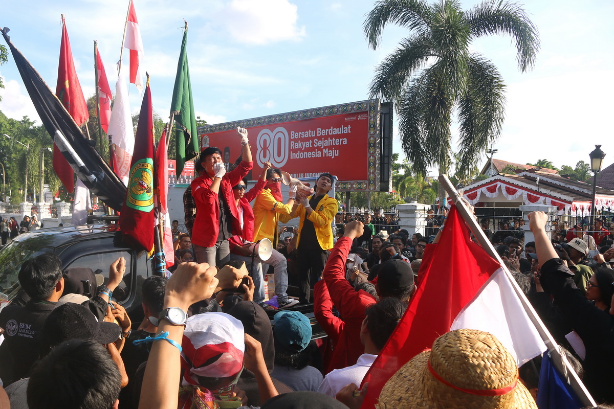 Mahasiswa Usung Kepala Babi saat Demo di DPRD Kalteng, Ini Maknanya