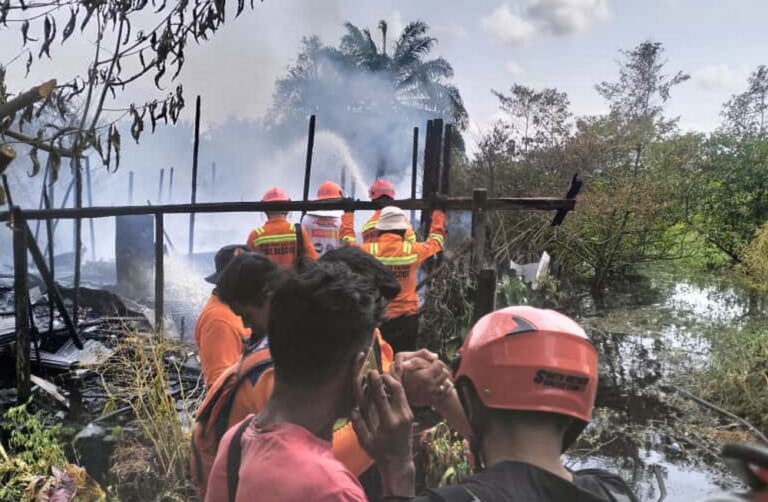 Rumah Warga di Belakang Kantor Bina Marga Ludes Terbakar