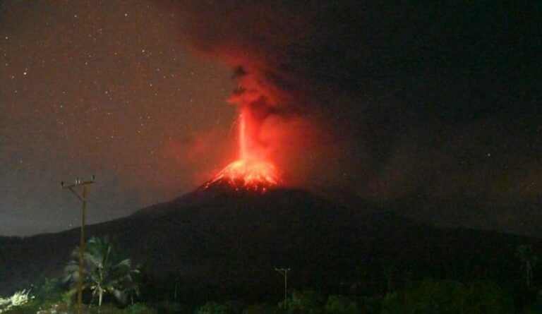 Gunung Lewotobi Laki-laki Meletus Hebat, Warga Diminta Menjauh 6 Kilometer